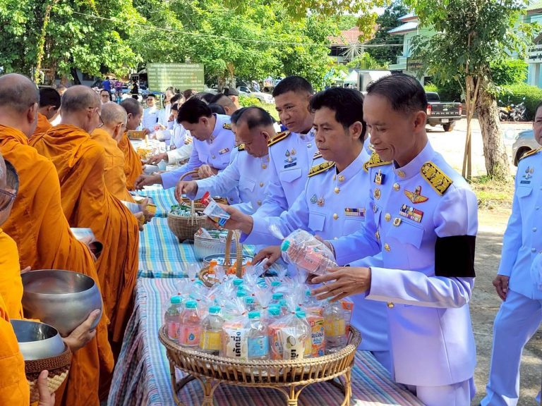 สภ.กุดข้าวปุ้น ร่วมพิธีเจริญพระพุทธมนต์และพิธีทำบุญตักบาตรถวายพระกุศล เนื่องในโอกาสฉลองพระชนมายุ 99 พรรษา สมเด็จพระสังฆราช