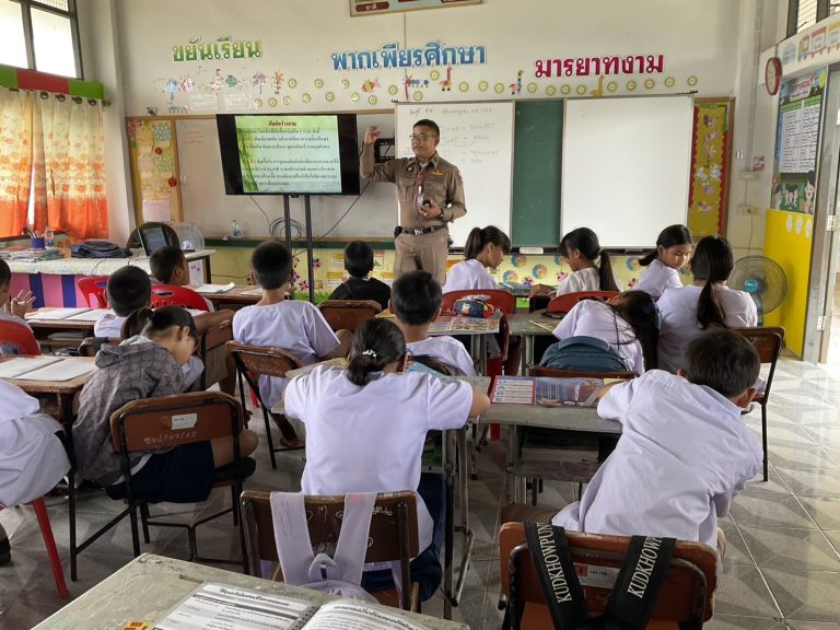 ครูตำรวจแดร์ (D.A.R.E.) สภ.กุดข้าวปุ้น ให้ความรู้สร้างภูมิคุ้มกันยาเสพติดแก่นักเรียน